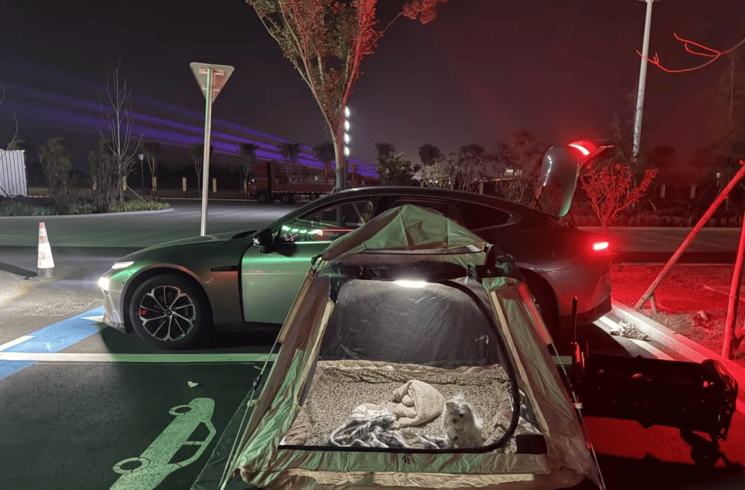 庆期间年轻人旅行掀起“帐篷过夜”热潮冰球突破爆百万大奖不住酒店住帐篷！国(图2)