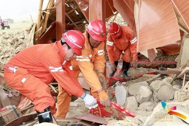 55级地震 喀什各界全力以赴抗震救灾冰球突破塔什库尔干塔吉克自治县发生(图4) 55级地震 喀什各界全力以赴抗震救灾冰球突破塔什库尔干塔吉克自治县发生(图4)