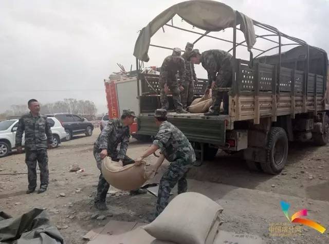 55级地震 喀什各界全力以赴抗震救灾冰球突破塔什库尔干塔吉克自治县发生(图5) 55级地震 喀什各界全力以赴抗震救灾冰球突破塔什库尔干塔吉克自治县发生(图5)