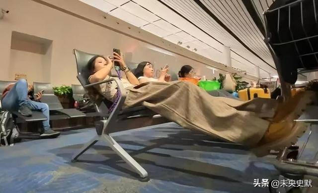 却成了“深夜避风港”？一句话点醒行业冰球突破豪华版旅客睡成一片大兴机场(图4)