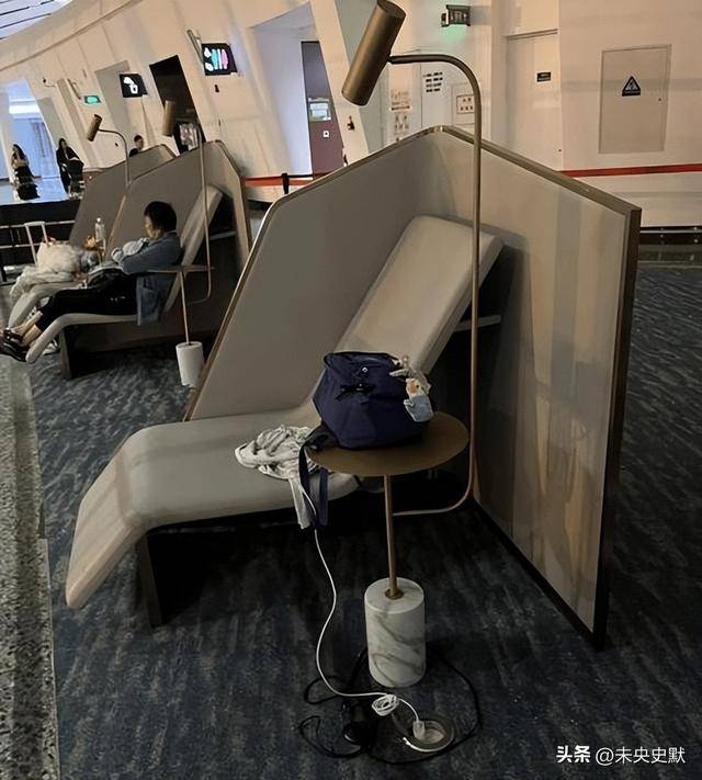 却成了“深夜避风港”？一句话点醒行业冰球突破豪华版旅客睡成一片大兴机场(图3)
